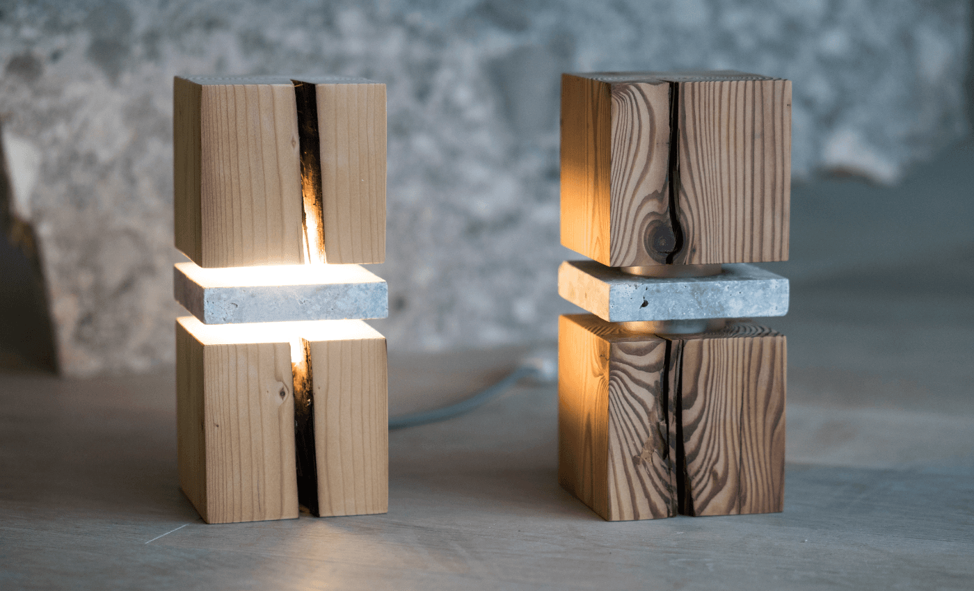 Due lampade Vaia Lampade vaia fianco a fianco una in legno scuro e una in legno chiaro