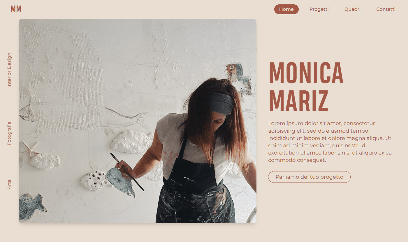 Monica Mariz pagina principale del sito Il sito di Monica Mariz raffigurante un immagine sul lato sinitro di Monica che dipinge una parete e sulla destra titolo e descrizione del sito